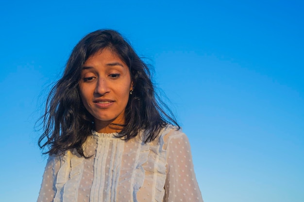 Foto una donna con i capelli lunghi e un vestito bianco con il pizzo in cima