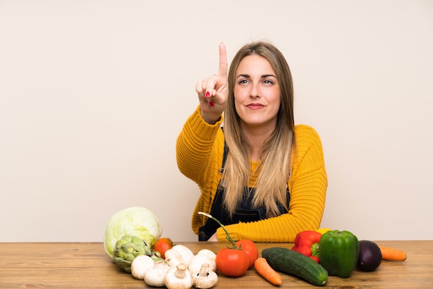 透明なスクリーンに触れる野菜がたくさんの女性