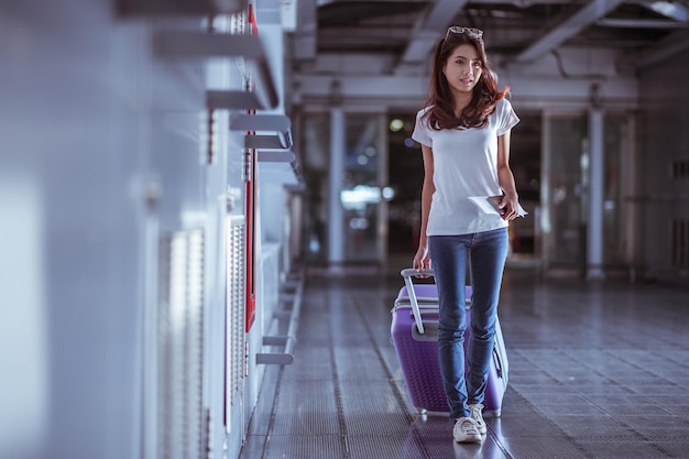 사진 짐 을 들고 공항 에서 고 있는 여자