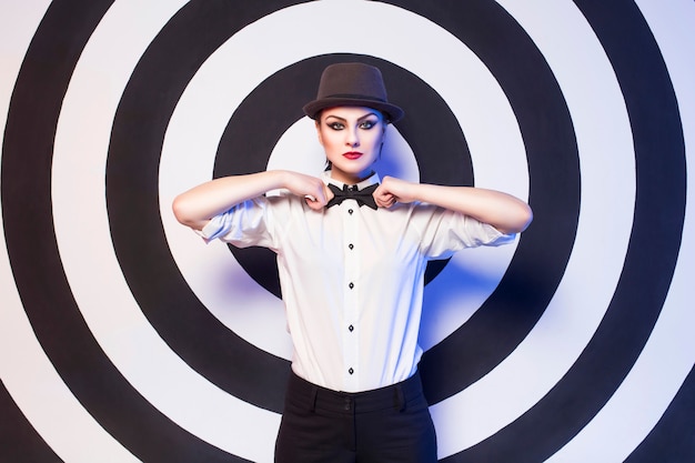 Foto donna con il trucco che indossa una camicia bianca e papillon