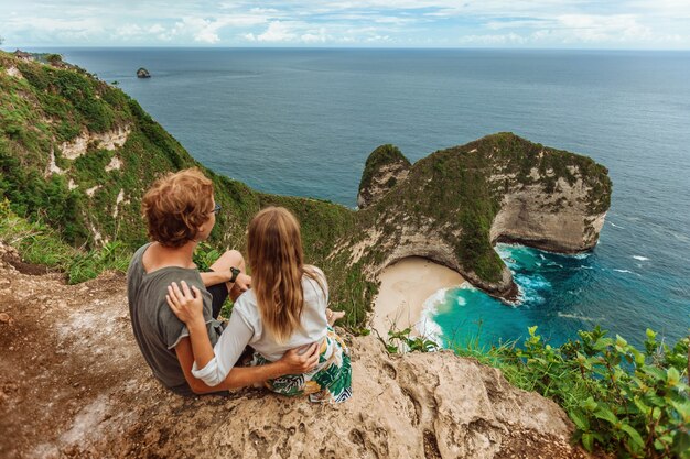 Nusa Penida Bali Indonesia의 Kelingking Beach에서 남자와 여자