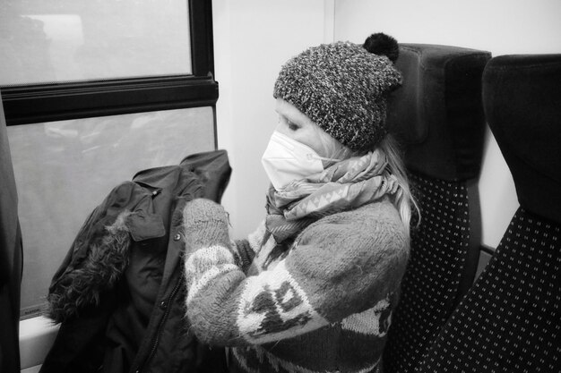 Photo woman with  mask sitting in train