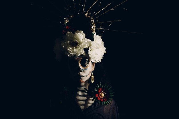 Photo woman with mexican skull halloween makeup on her face day of the dead and halloween