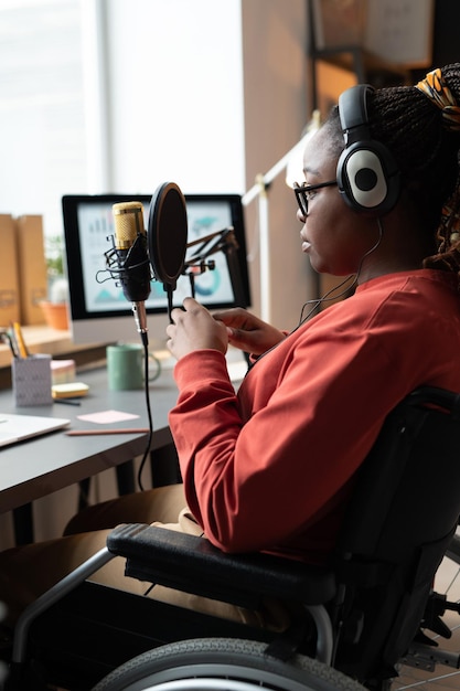 Foto la donna con microfono ha un live streaming