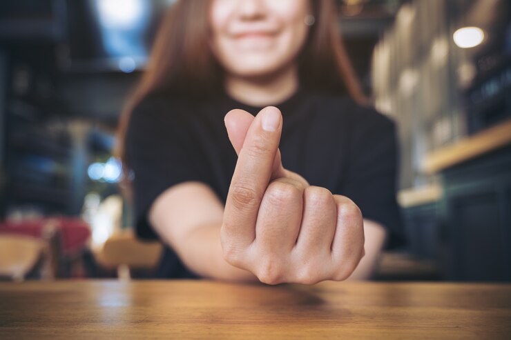 Photo ミニハートの手のサインを持つ女性