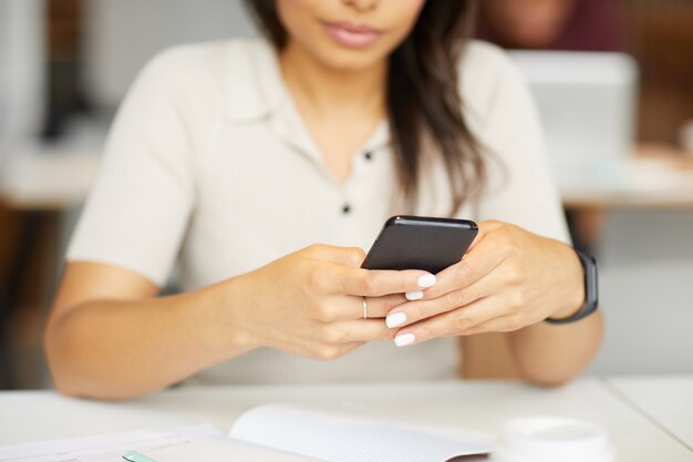 携帯電話を持つ女性