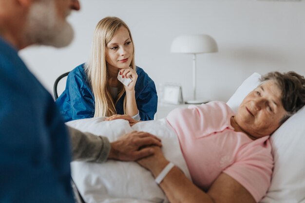 Photo woman with mom and dad