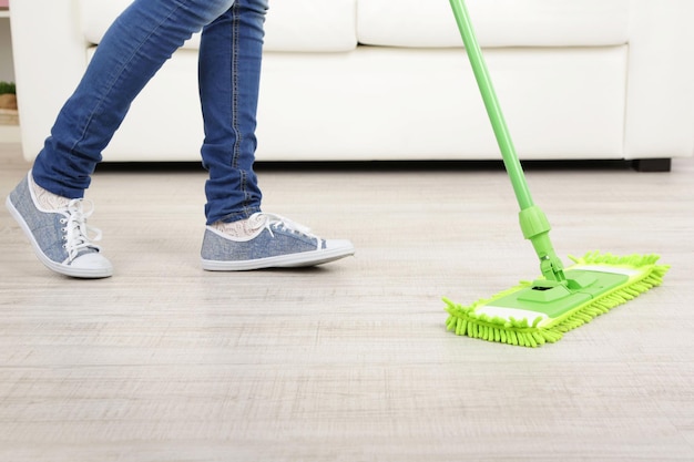 Foto donna con mop pulizia pavimento in legno dalla polvere