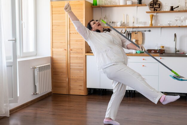 Una donna con uno straccio pulisce la cucina