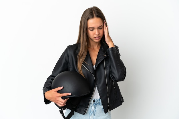 頭痛のある孤立した白い背景の上のオートバイのヘルメットを持つ女性