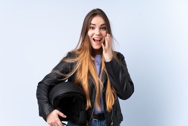 Donna con un casco da motociclista con espressione facciale a sorpresa