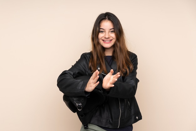 Donna con un casco da motociclista