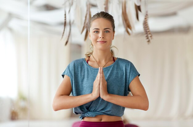 Photo woman with namaste gesture at yoga studio