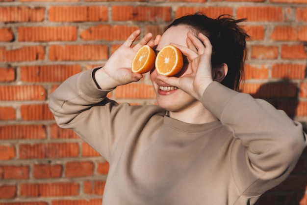 Фото Женщина с апельсинами на лице