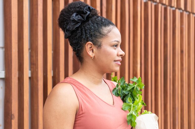 Photo woman with organic groceries