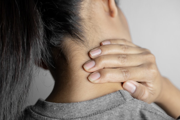 Woman with pain in neck.