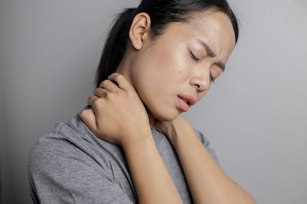 Woman with pain in neck.