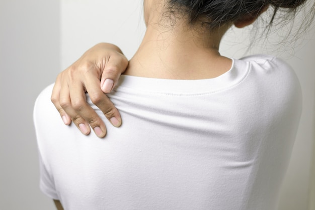 Woman with pain in shoulder.