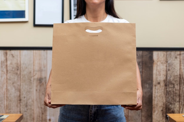 Foto donna con sacco di carta, pronta consegna