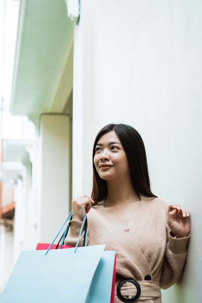 買い物を楽しんでいる紙袋を持つ女性