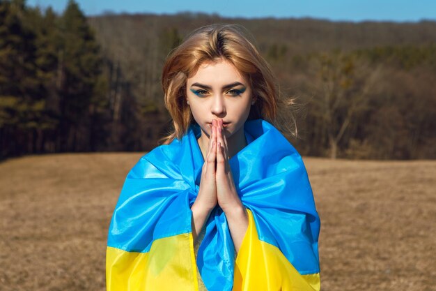 사진 우크라이나 국기에 싸인 애국적인 화장을 한 여성 우크라이나 개념으로 서
