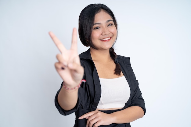 Женщина с мирным жестом руки на изолированном фоне