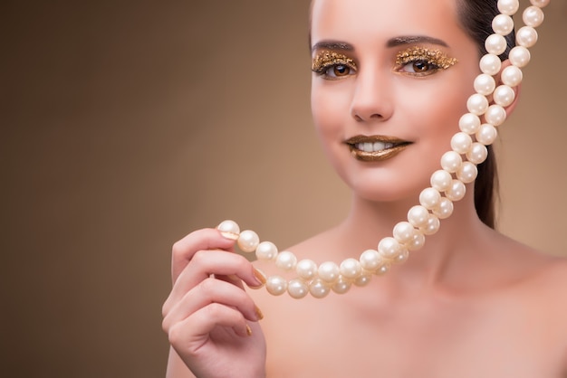 白で隔離真珠のネックレスを持つ女性