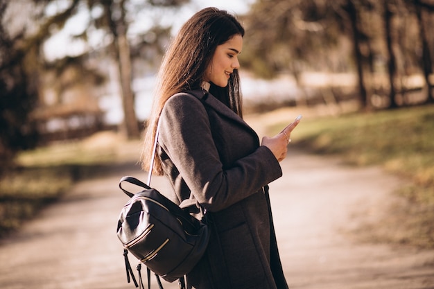 Donna con telefono esterno