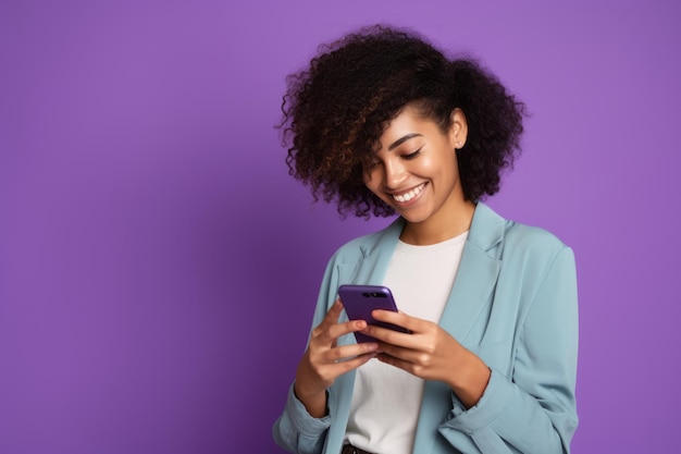 Photo woman with phone on purple background