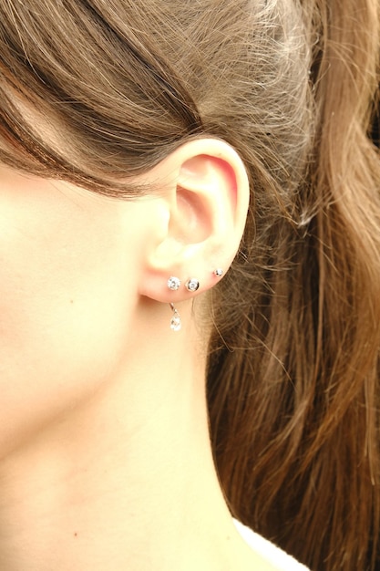 Photo a woman with a pierced ear with a piercing in her ear