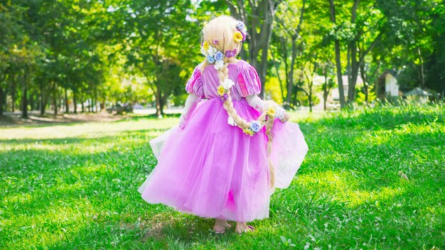 Photo woman with pink flower petals on field