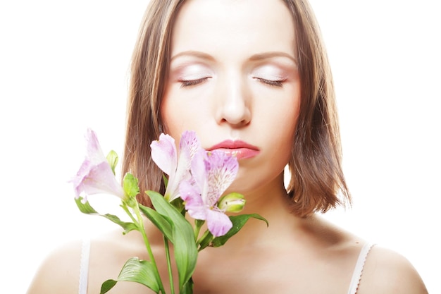 Foto donna con fiori rosa