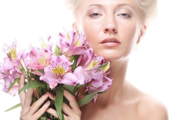 Photo woman with pink flowers