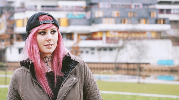 Photo woman with pink hair at social housing estate