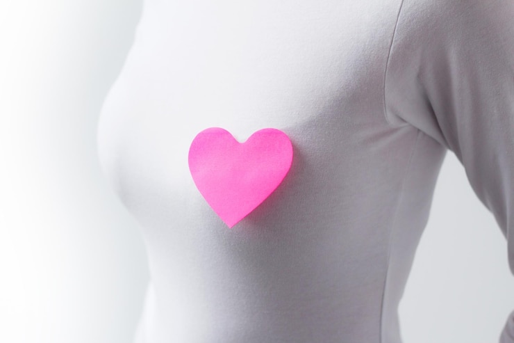Photo woman with pink heart on her chest