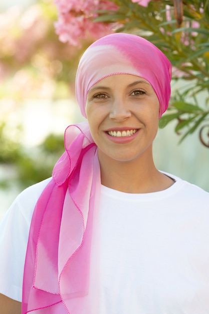 Foto donna con sciarpa rosa sulla testa