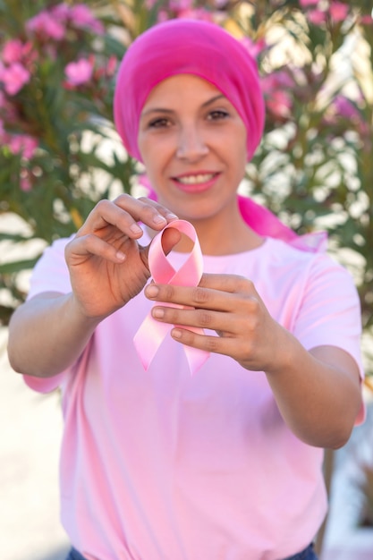 Foto donna con sciarpa rosa sulla testa