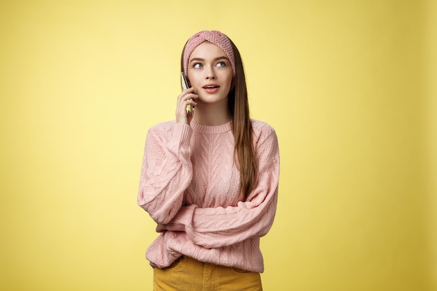 Donna con maglione rosa su giallo