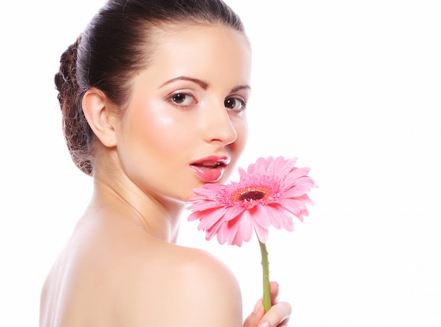 Photo woman with pk gerber flower isolated on white