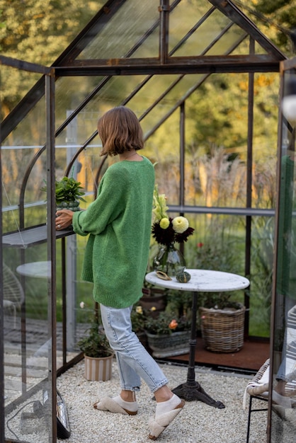 温室で植物を持つ女性