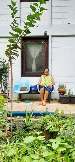 写真 庭に鉢の植物を持った女性