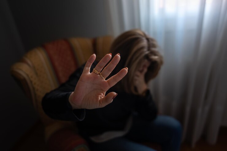苦しんでいる問題を持つ女性と 助けを望まないというサインとして 手を伸ばした女性