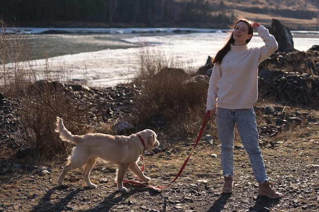 山で子犬を持つ女性