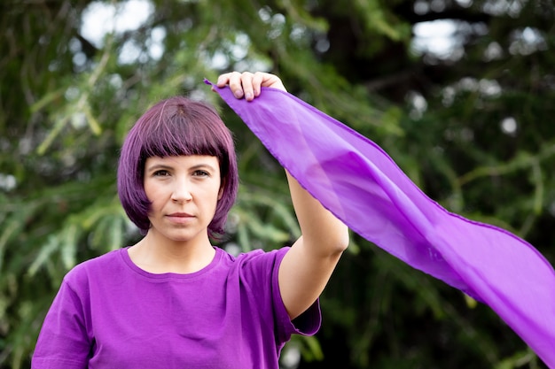 Donna con capelli viola e t-shirt