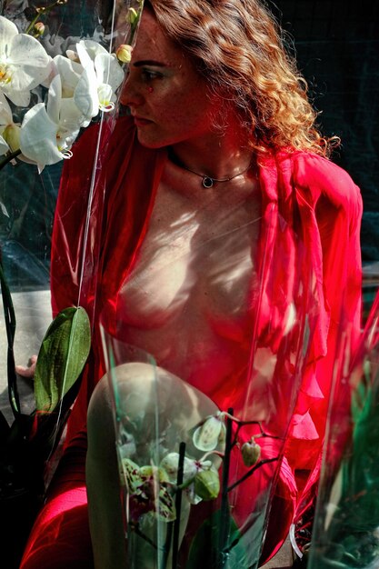 Photo woman with red flowers