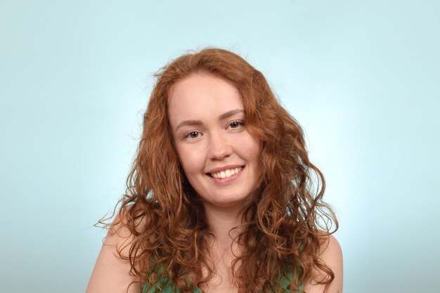 Photo a woman with red hair smiles for the camera