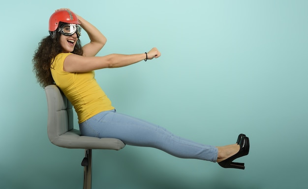 La donna con il casco rosso pensa di guidare un'auto veloce.