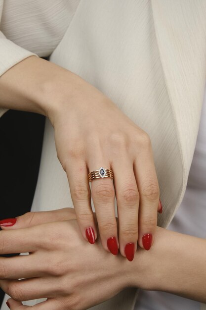 빨간 손 라크 와 손가락 에 은 반지 를 쓴 여자