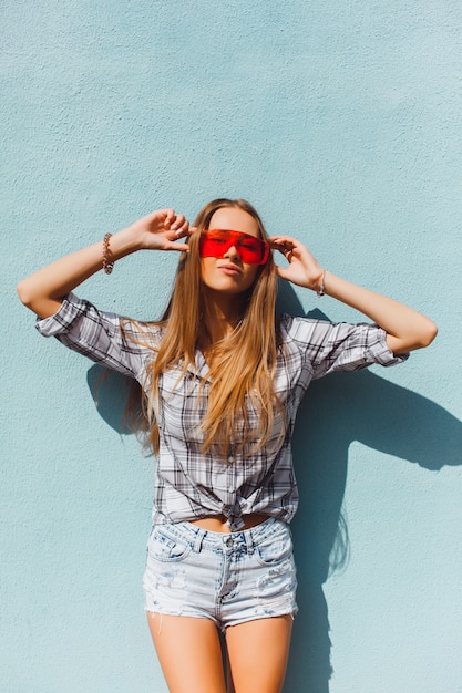 Photo woman with red sunglasses