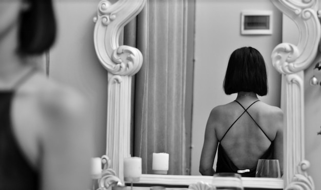Foto donna con il riflesso sullo specchio